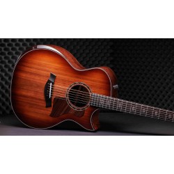 Taylor Custom #32 Grand Auditorium - Sinker Redwood And Honduran Rosewood