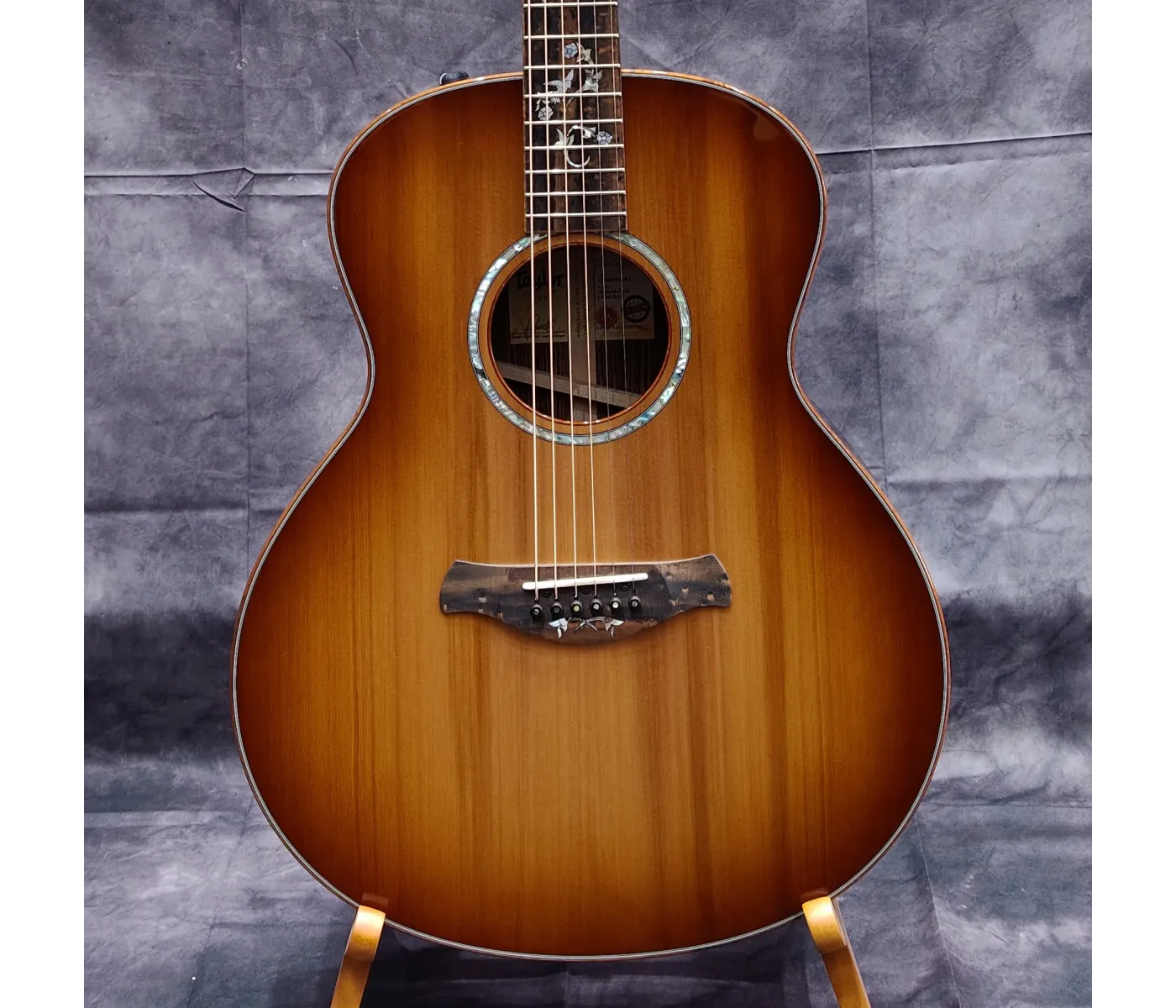 Taylor Custom 814e Bacote Cedar Gold Label Acoustic Electric Guitar - Natural Taylor Custom 814e Bacote Cedar Gold Label Acoustic Electric Guitar - Natural